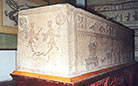 The relief on a stone coffin presents daily life of the Han people