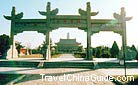 The memorial archway named "the World of Paradise" in the Iron Pagoda Park, Kaifeng.