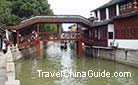 Lang Bridge is the only wooden bridge and the most unique one in Zhujiaojiao Watertown. The roof can provide protection from sunlight and rain. Therefore, it is also named Huimin Bridge, namely, for people's convenience.