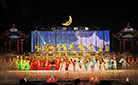 Actresses performing Song of Eternal Regret on the stage at the Huaqing Hot Springs.