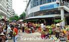 Sanya's fruit makets are busy, striking not only local people but visitors from other places to buy some and tast.