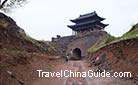 The grass decorated gate tower of Yanmenguan Pass presents a special view.