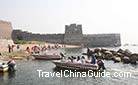 After enjoying the scenes on the Old Dragon's Head section of the Great Wall, tourists come close to the sandbeach and savor the water in person.