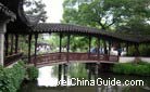 Long corridors arranged around the clear water provide tourists with beautiful scenes from different angles, Suzhou.