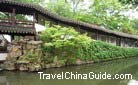 Long corridors arranged around the clear water provide tourists with beautiful scenes from different angles, Suzhou.