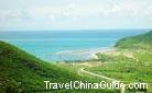 Dadonghai is surrounded by hills on three sides with the sea on another side. Here the beach encircled by lines of coconut trees wins praise from visitors.