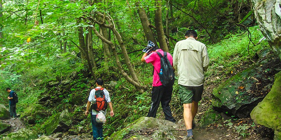 Hikers on Laojun Mountain